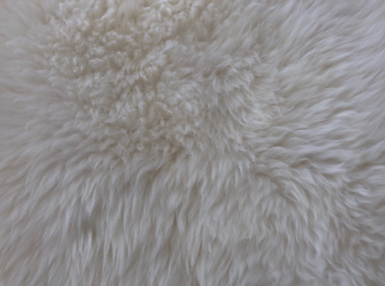 Teppich aus Schaffellen
"vier"