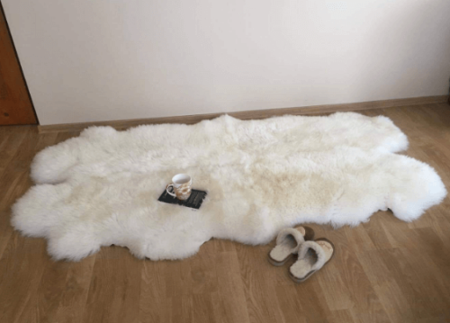 Teppich aus Schaffellen
"vier"